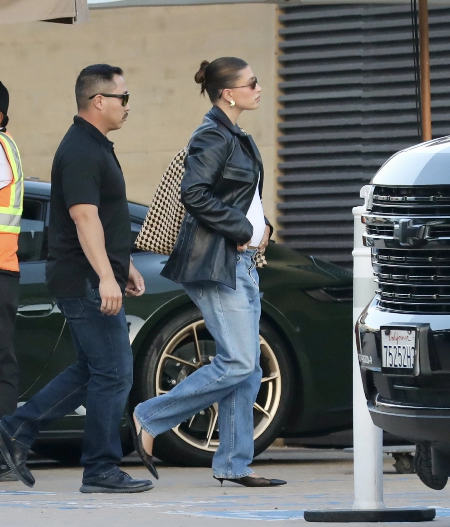Hailey Bieber File Topuklu Ayakkabılarıyla Hamile Giyimine Meydan Okuyor Hailey Bieber File Topuklu Ayakkabılarıyla Hamile Giyimine Meydan Okuyor