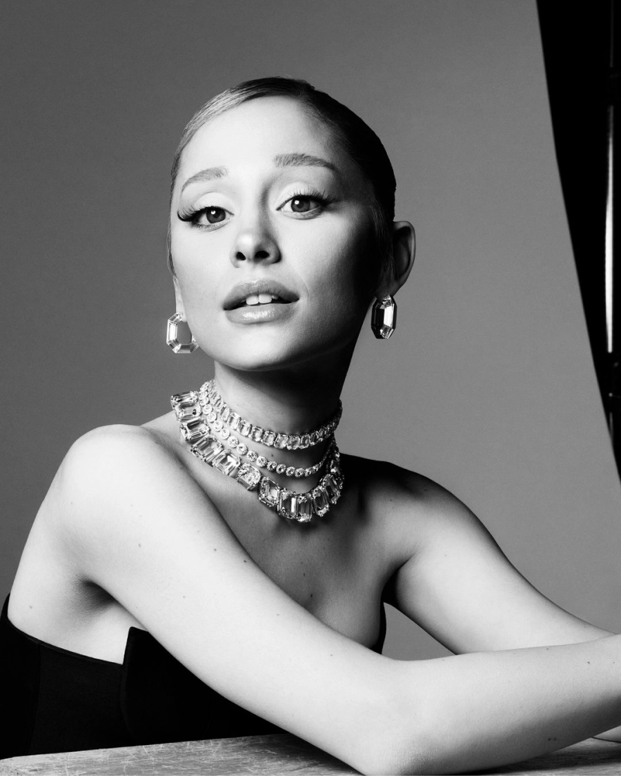 Ariana Grande ve Swarovski İşbirliğinden Coperni’nin Disneyland Defilesine Haftanın Moda Haberleri Ariana Grande ve Swarovski İşbirliğinden Coperni’nin Disneyland Defilesine Haftanın Moda Haberleri
