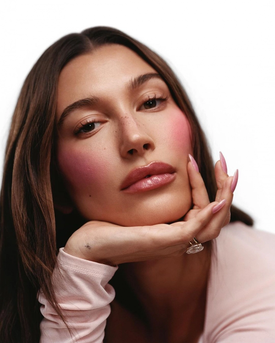Hailey Bieber ve Işıltılı Hamilelik Makyaj Rutini Hailey Bieber ve Işıltılı Hamilelik Makyaj Rutini