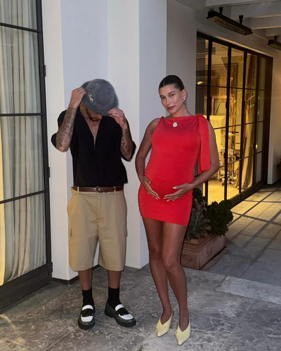 Hailey Bieber, Geçen Yılın Favori Rengi Kırmızıdan Vazgeçmiyor