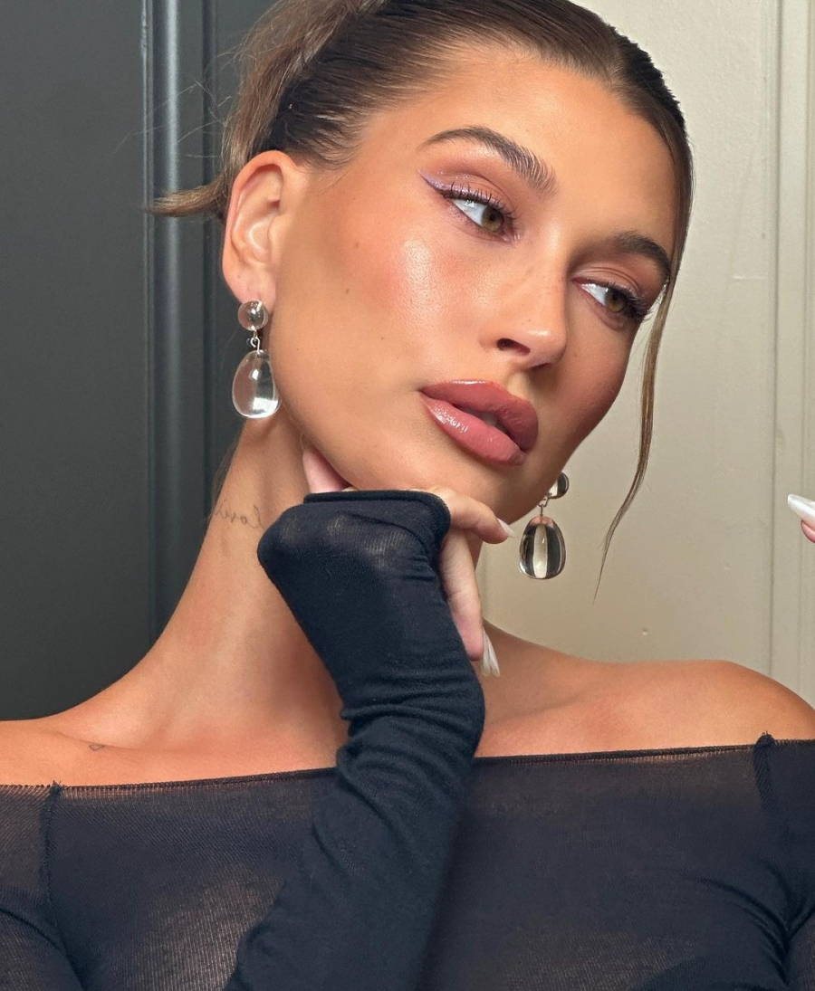 Hailey Bieber'ın Yeni Manikürü Sonbaharın Gelişini Haber Veriyor