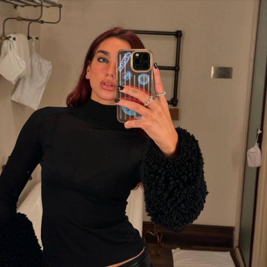 Dua Lipa ve Y2K’dan İlham Alan Makyajı Dua Lipa ve Y2K’dan İlham Alan Makyajı