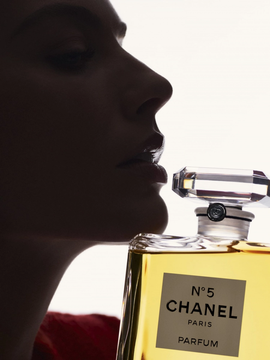 İkonik Chanel N°5 Parfümün Yeni Yüzü İkonik Chanel N°5 Parfümün Yeni Yüzü