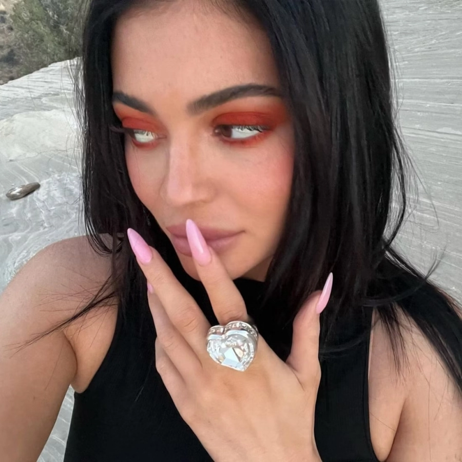 Kylie Jenner ve “Pumpkin Spiced” Göz Makyajı Kylie Jenner ve “Pumpkin Spiced” Göz Makyajı