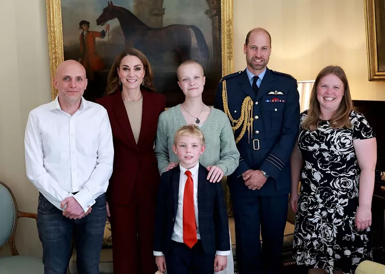 Kate Middleton, Bordo Takım Elbisesiyle Çalışmalara Döndü