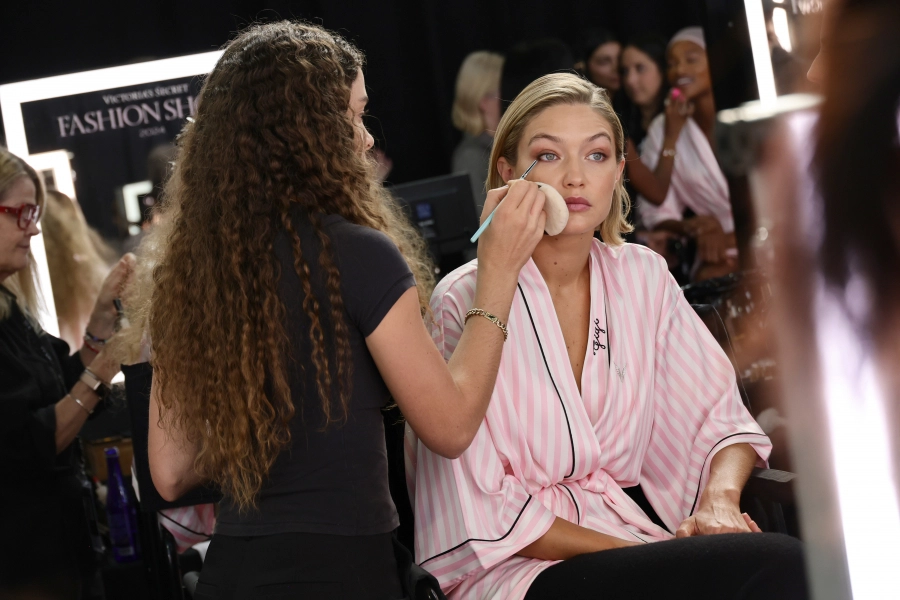 Victoria’s Secret Meleklerinin Erken 2000'ler Makyajı Yeniden Trend Oluyor Victoria’s Secret Meleklerinin Erken 2000'ler Makyajı Yeniden Trend Oluyor