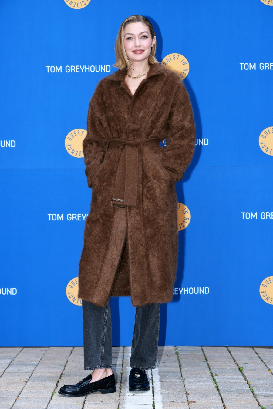 Gigi Hadid’in Kışlık Mont Tercihi Bornozdan Yana Gigi Hadid’in Kışlık Mont Tercihi Bornozdan Yana