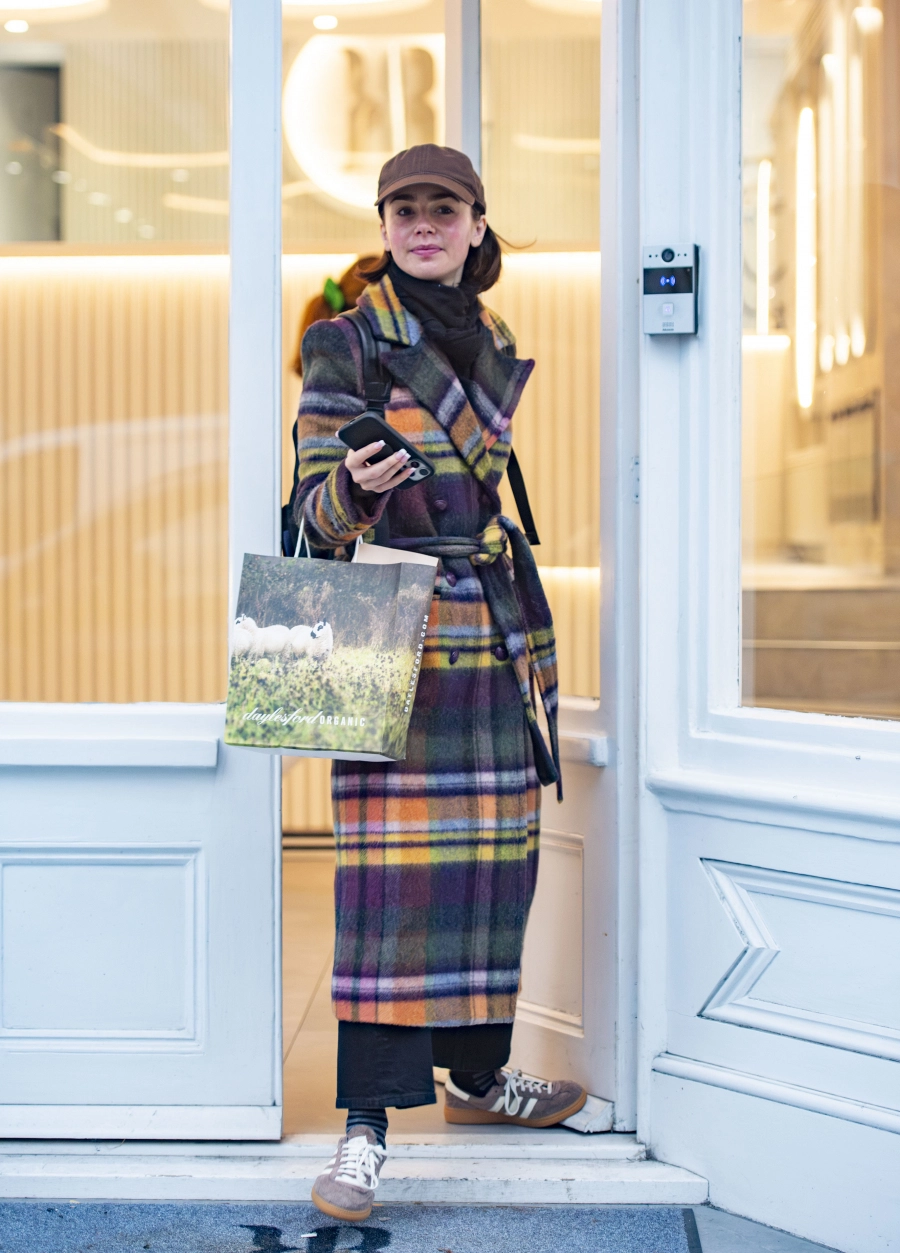 Lily Collins, Renkli Kabanıyla Gündemde Lily Collins, Renkli Kabanıyla Gündemde