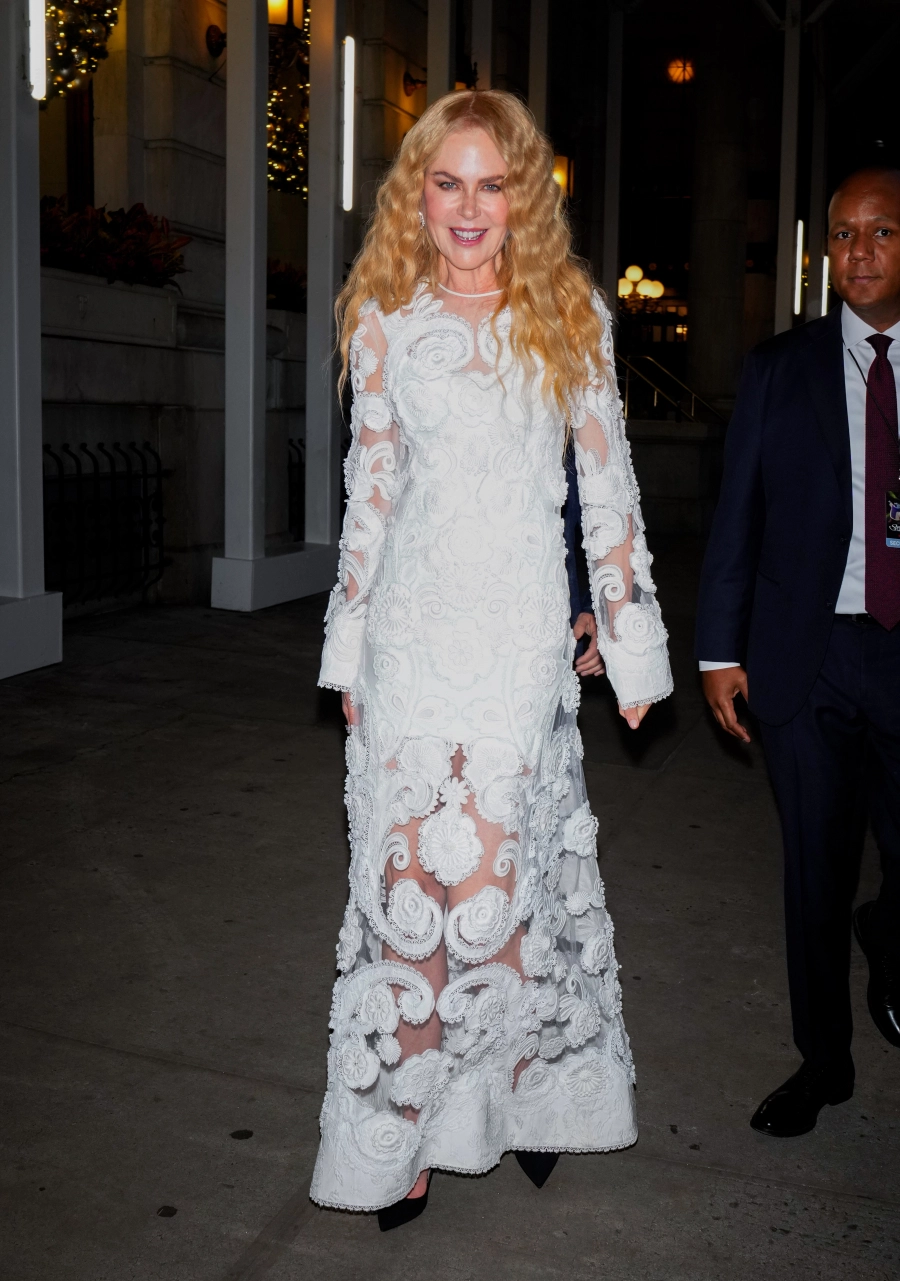 Kimse Romantik Bir Elbiseyi Nicole Kidman Gibi Taşıyamaz Kimse Romantik Bir Elbiseyi Nicole Kidman Gibi Taşıyamaz