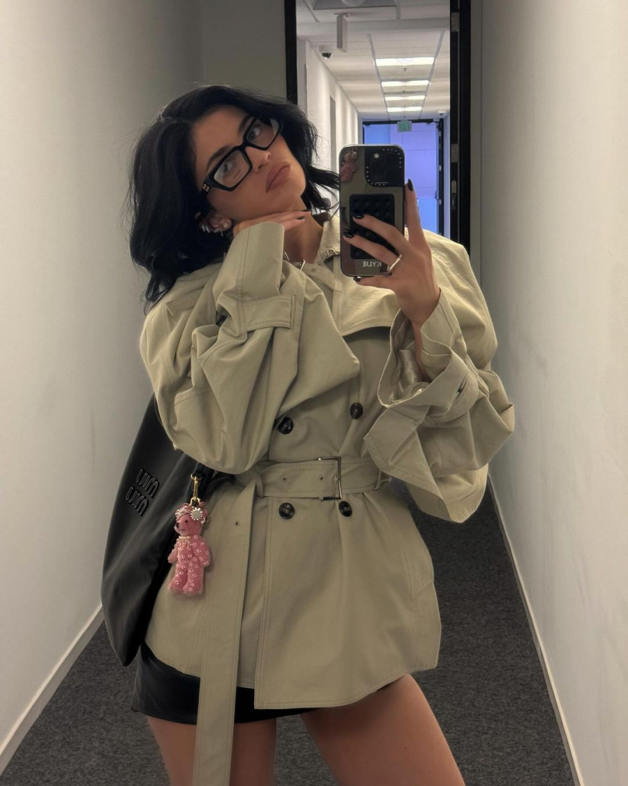 Kylie Jenner'ın Mini Trençkot ve Mini Etek Kombinasyonu