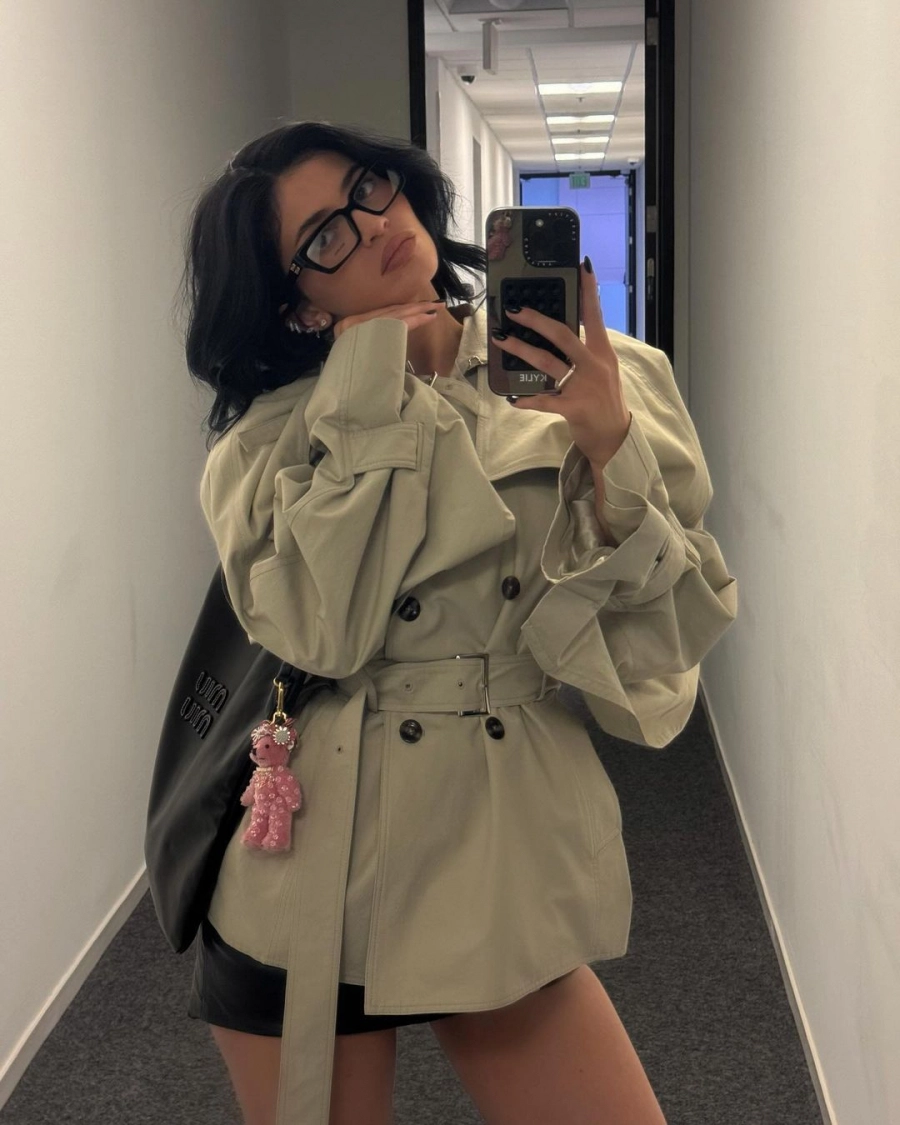 Kylie Jenner'ın Mini Trençkot ve Mini Etek Kombinasyonu Kylie Jenner'ın Mini Trençkot ve Mini Etek Kombinasyonu