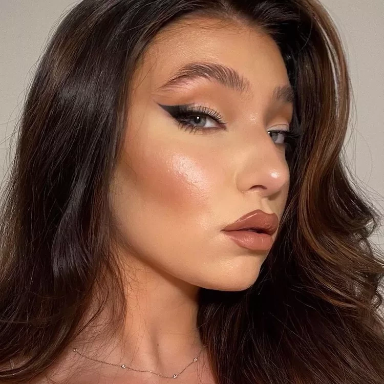 Uygulaması Kolay Bir Glam Makyajı: “Bat Eye” Uygulaması Kolay Bir Glam Makyajı: “Bat Eye”