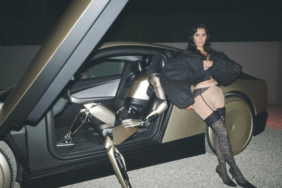Kim Kardashian’ın En Gösterişli Aksesuarı Bir Tesla Robotu Kim Kardashian’ın En Gösterişli Aksesuarı Bir Tesla Robotu