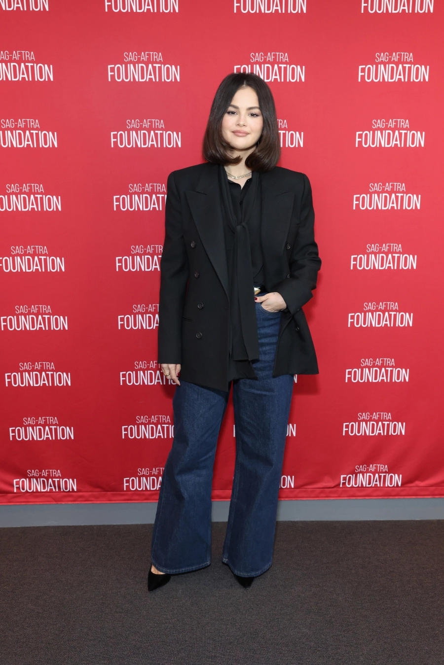 Selena Gomez, Jean ile Daha Güçlü Bir Duruş Sergiliyor Selena Gomez, Jean ile Daha Güçlü Bir Duruş Sergiliyor