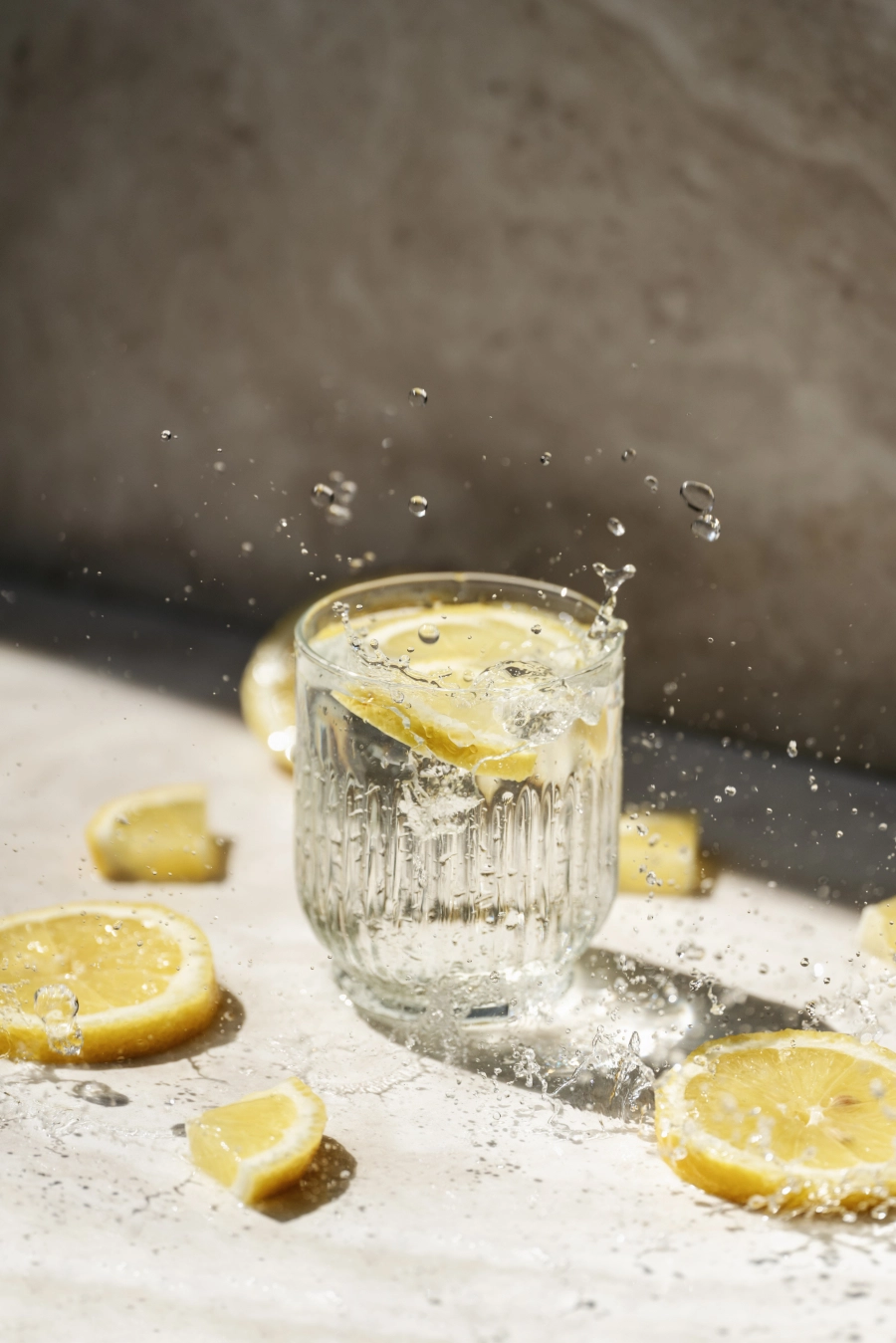 Limonlu Suyun 6 Faydası Limonlu Suyun 6 Faydası
