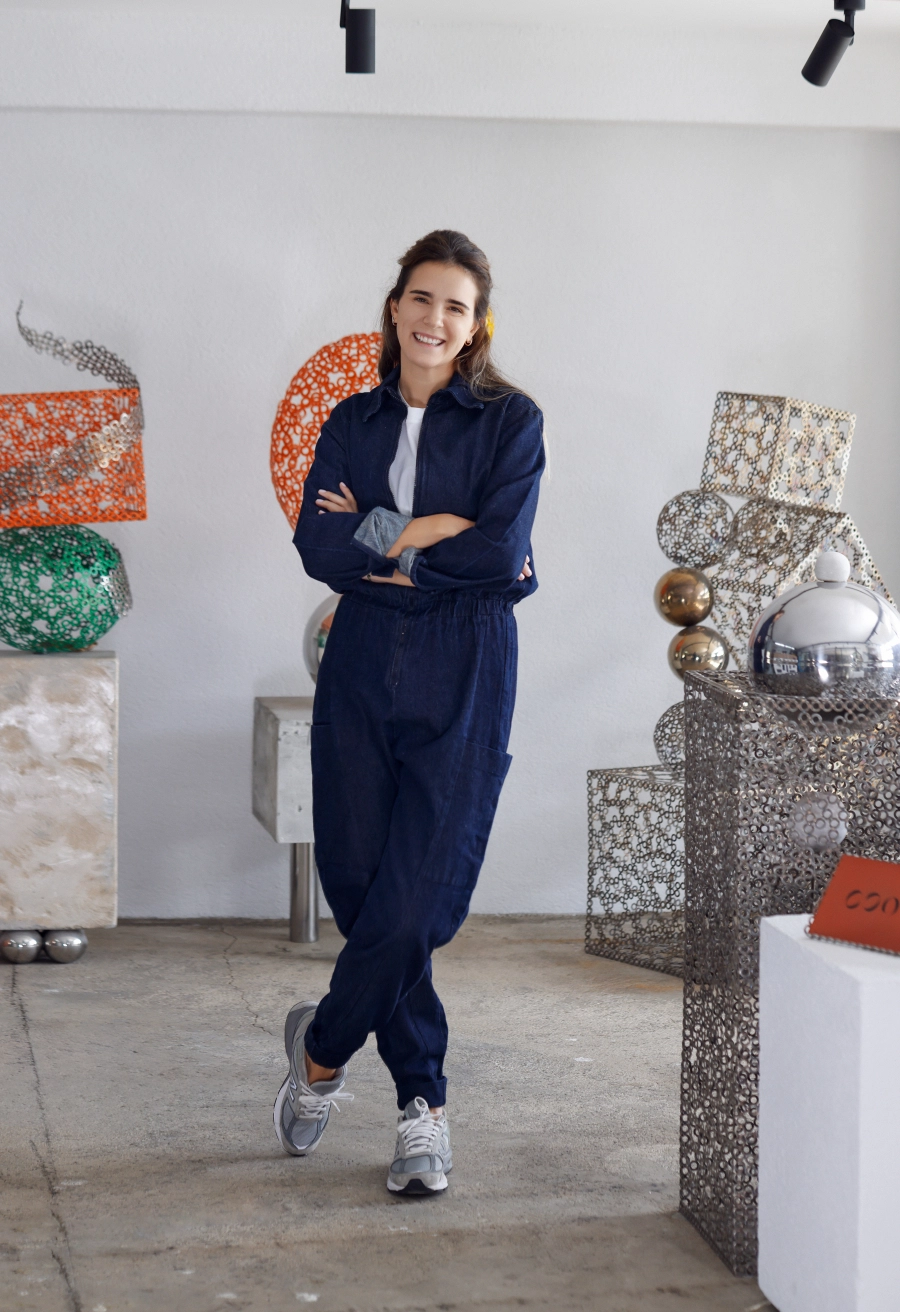 Sanatçı Chiara de Rocchi: “Yaşam döngüsü bir seçim yolculuğudur; üretilen her eser de bu yolda bir adımdır.” Sanatçı Chiara de Rocchi: “Yaşam döngüsü bir seçim yolculuğudur; üretilen her eser de bu yolda bir adımdır.”