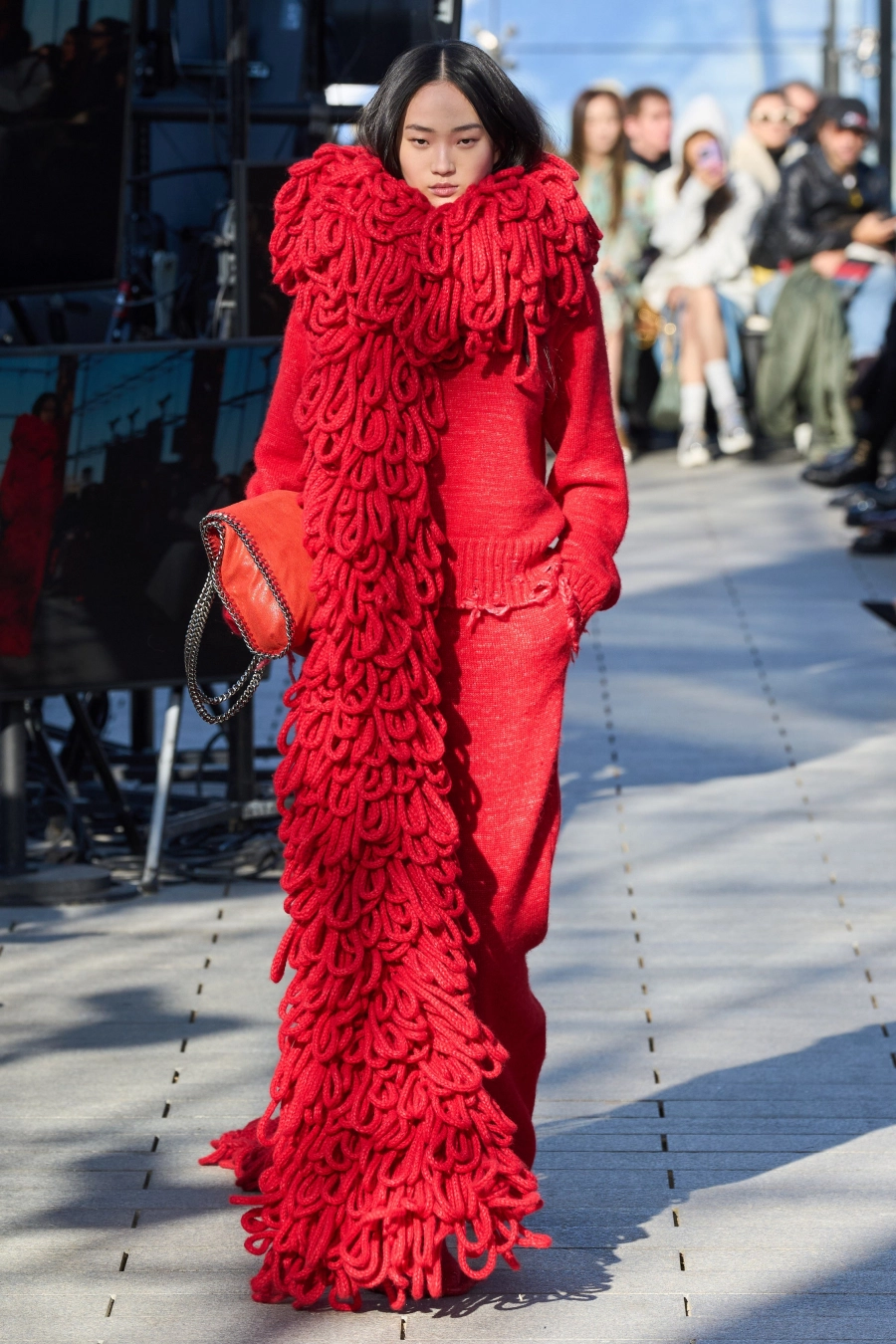 Soğuk Havaların Yeni Kahramanı: Oversize Atkılar Soğuk Havaların Yeni Kahramanı: Oversize Atkılar
