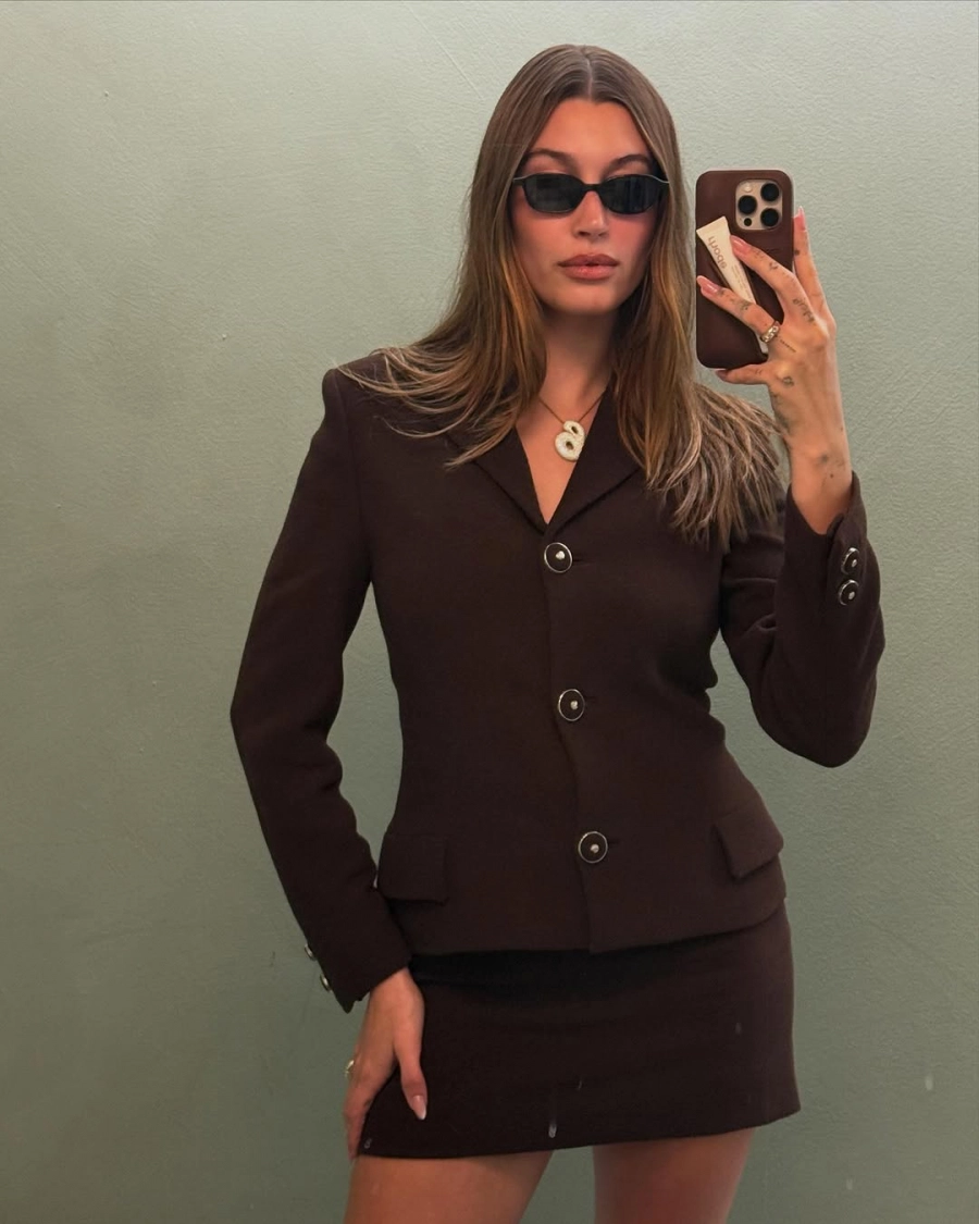 Hailey Bieber'ın Back-To-Work Gardırobu Vintage Parçalardan Oluşuyor Hailey Bieber'ın Back-To-Work Gardırobu Vintage Parçalardan Oluşuyor