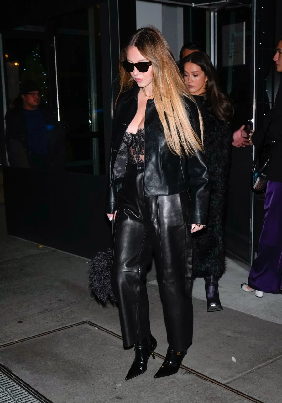 Sydney Sweeney Gündüzden Geceye Mükemmel Görünümlerin Nasıl Oluşturulacağını Gösteriyor Sydney Sweeney Gündüzden Geceye Mükemmel Görünümlerin Nasıl Oluşturulacağını Gösteriyor