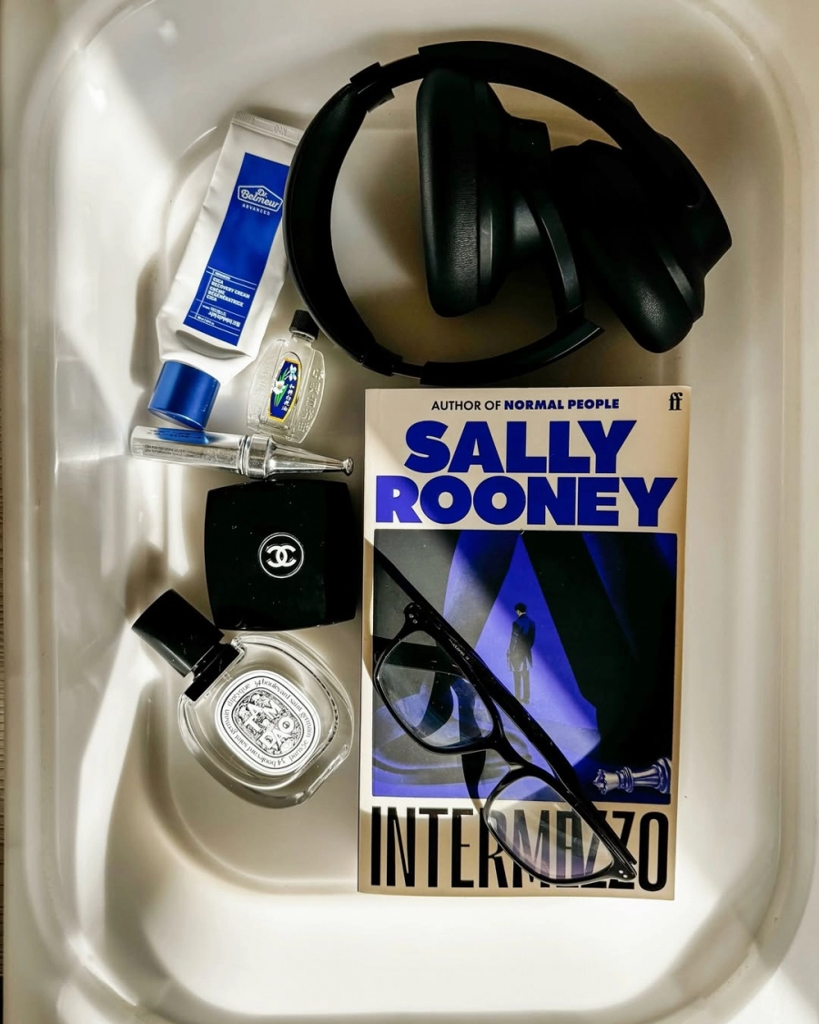 Instagram Köpüğü mü, Edebi Başarı mı? Sally Rooney'nin “Intermezzo” Kitabını İnceliyoruz Instagram Köpüğü mü, Edebi Başarı mı? Sally Rooney'nin “Intermezzo” Kitabını İnceliyoruz