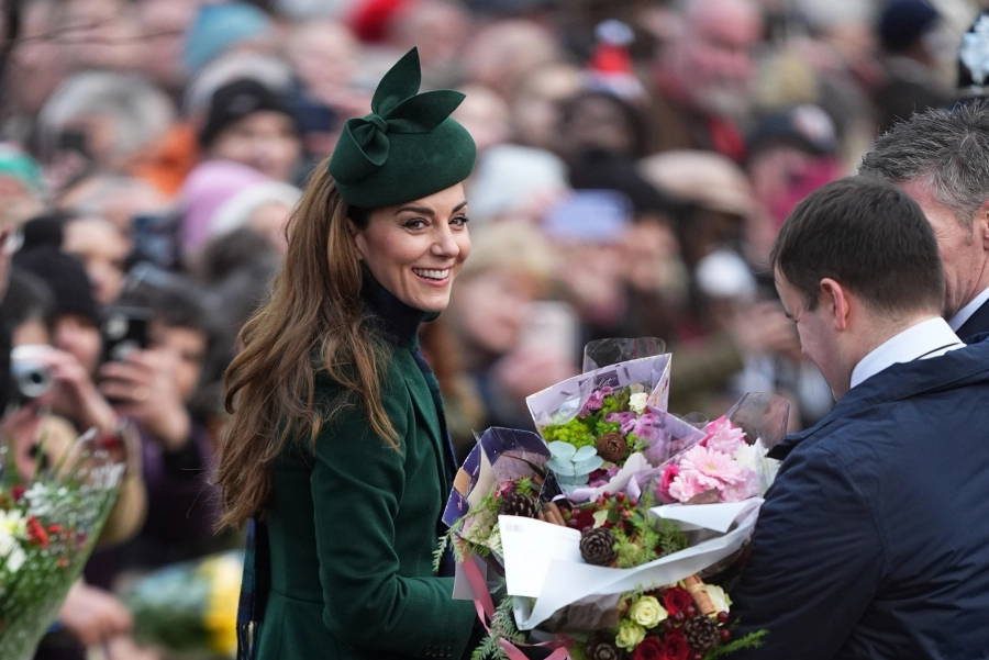 Kate Middleton, Noel Günü Görünümü için Alexander McQueen Tercih Etti Kate Middleton, Noel Günü Görünümü için Alexander McQueen Tercih Etti