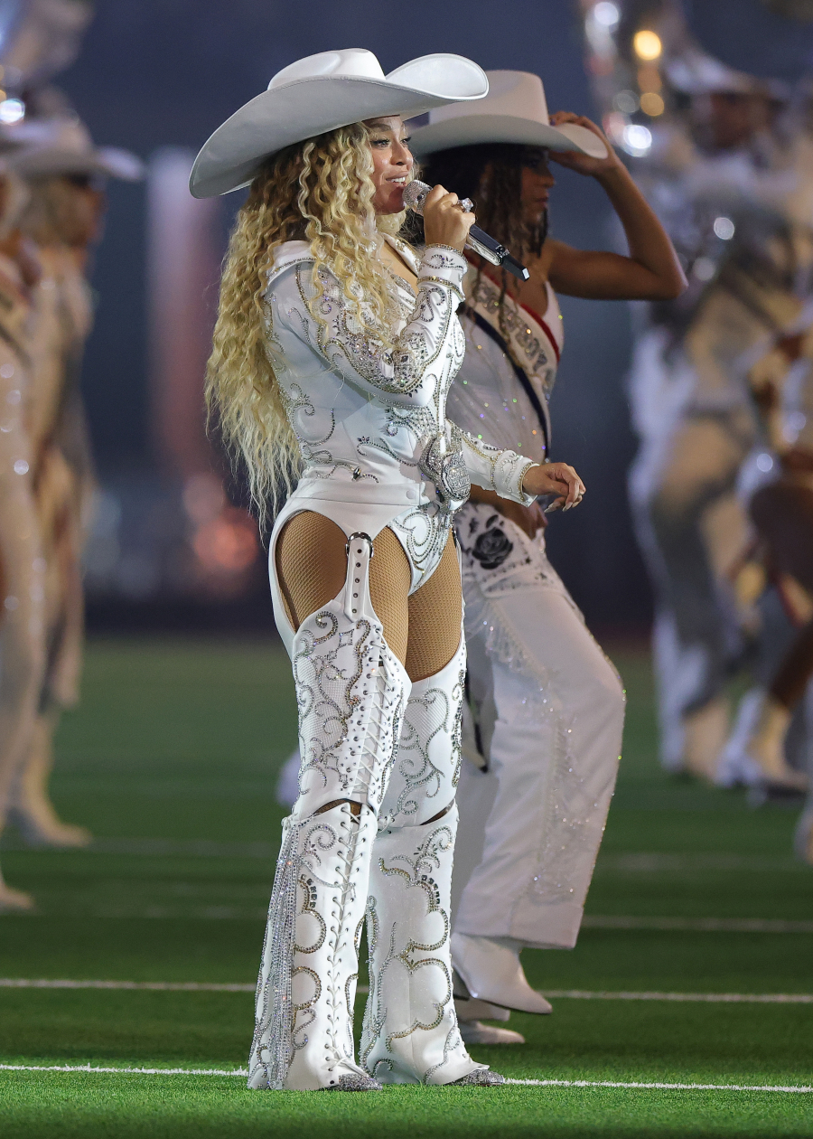 Beyoncé NFL Devre Arası Şovunda Fırtına Estirdi