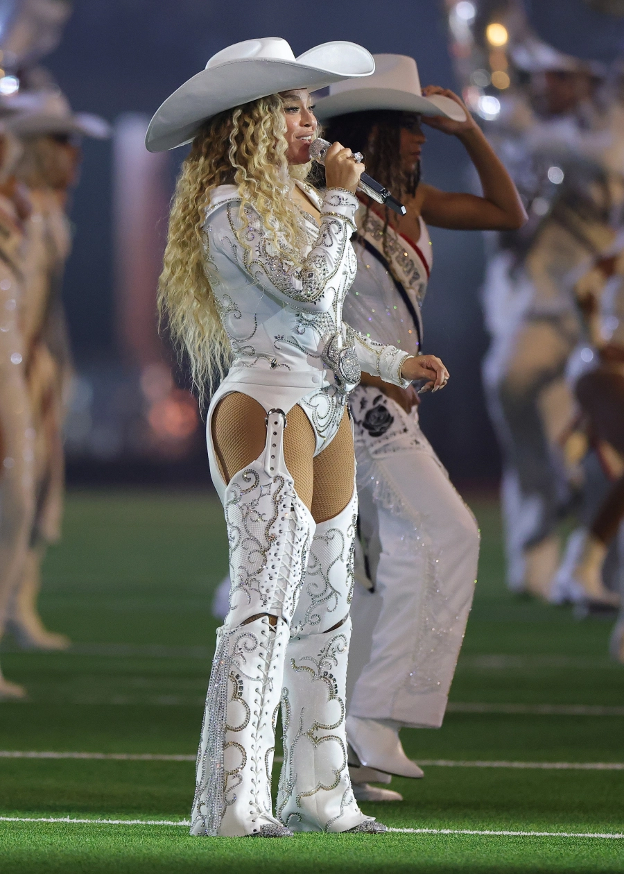 Beyoncé NFL Devre Arası Şovunda Fırtına Estirdi Beyoncé NFL Devre Arası Şovunda Fırtına Estirdi