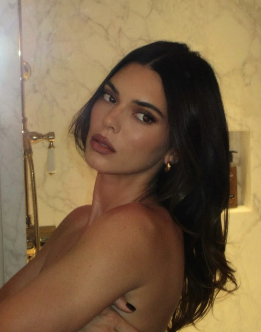Kendall Jenner’ın Gua Sha Rutini Kendall Jenner’ın Gua Sha Rutini