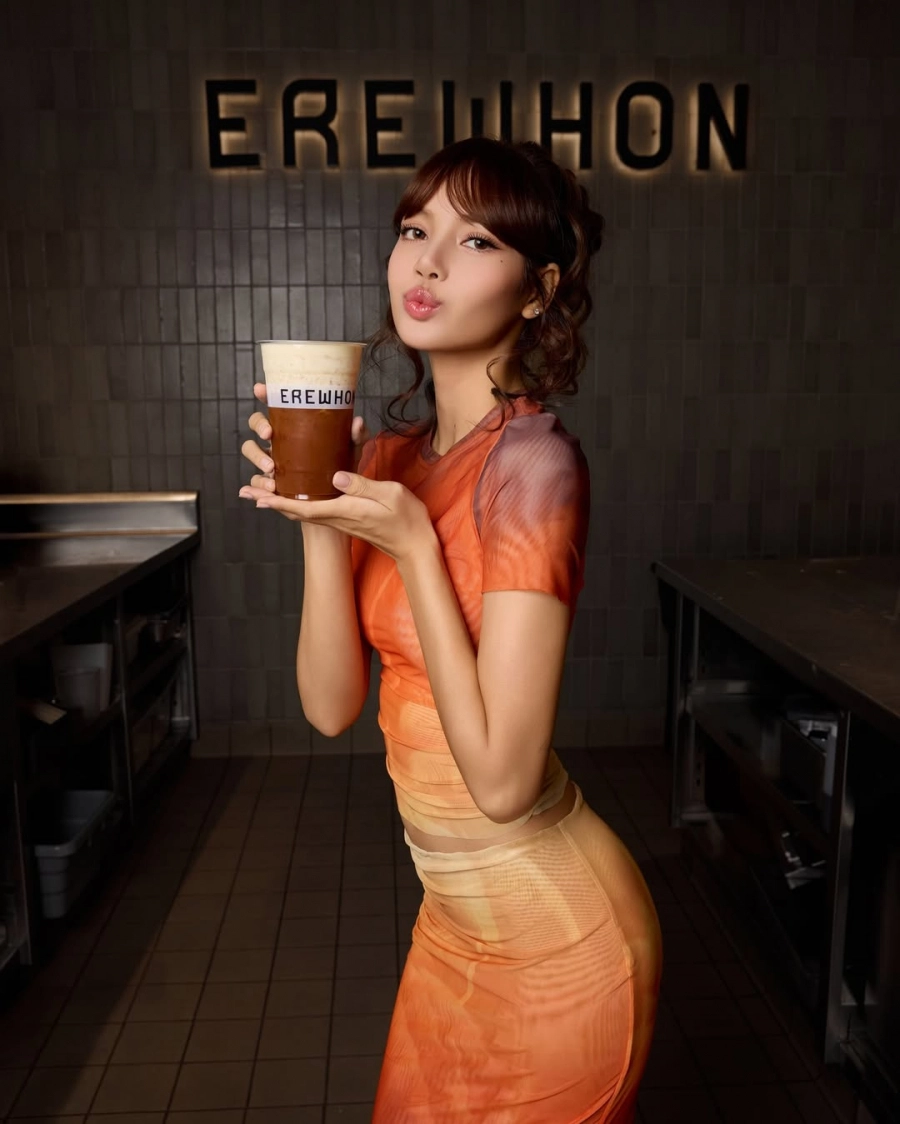 BLACKPINK Yıldızı Lisa, Erewhon İçin Özel İçeceğini Piyasaya Sundu BLACKPINK Yıldızı Lisa, Erewhon İçin Özel İçeceğini Piyasaya Sundu