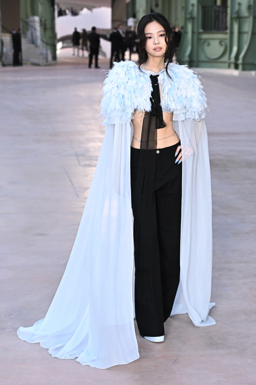 Jennie, Paris Haute Couture Moda Haftası'nda Peleriniyle Dikkat Çekti Jennie, Paris Haute Couture Moda Haftası'nda Peleriniyle Dikkat Çekti
