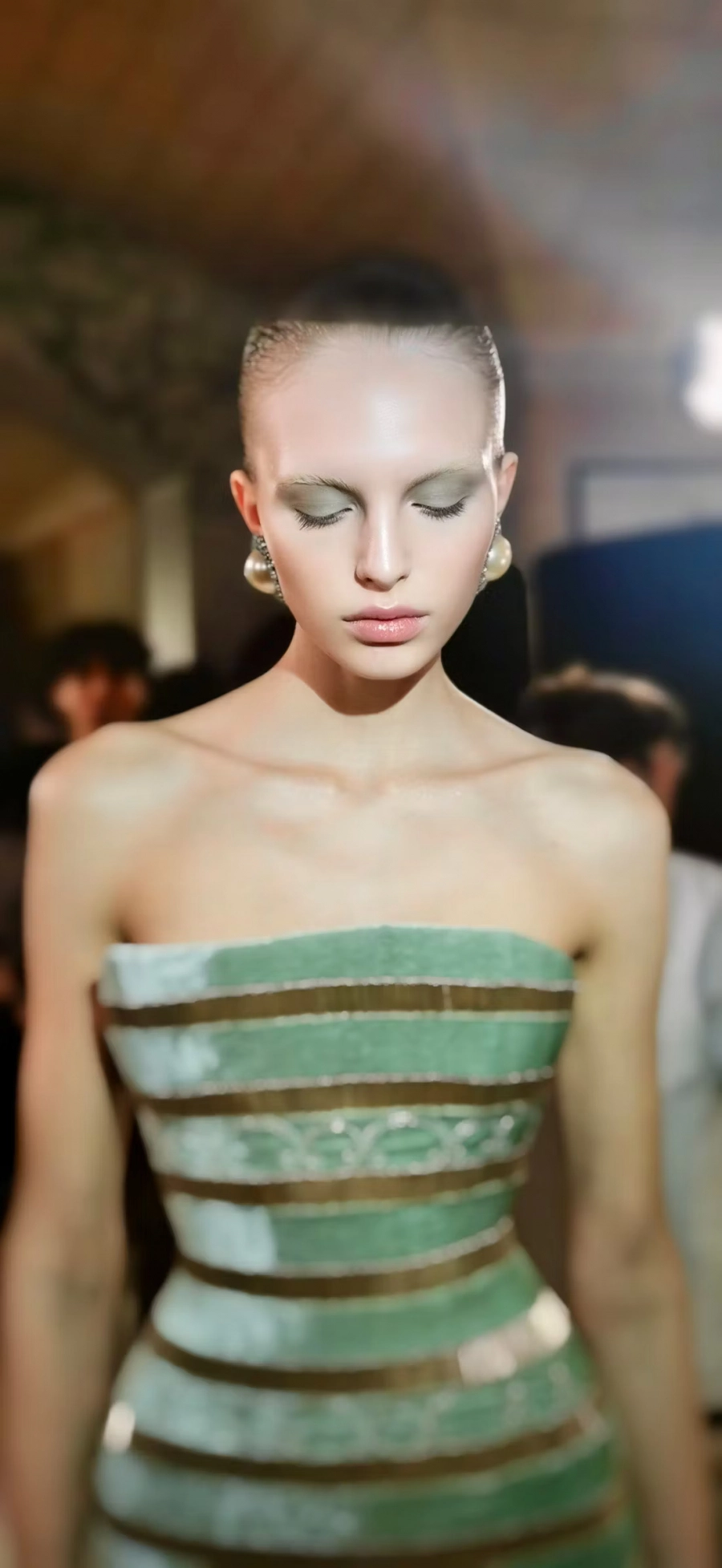 Schiaparelli Haute Couture Defilesinden İlhamla “Ribbon Eyes” Makyaj Trendi Schiaparelli Haute Couture Defilesinden İlhamla “Ribbon Eyes” Makyaj Trendi