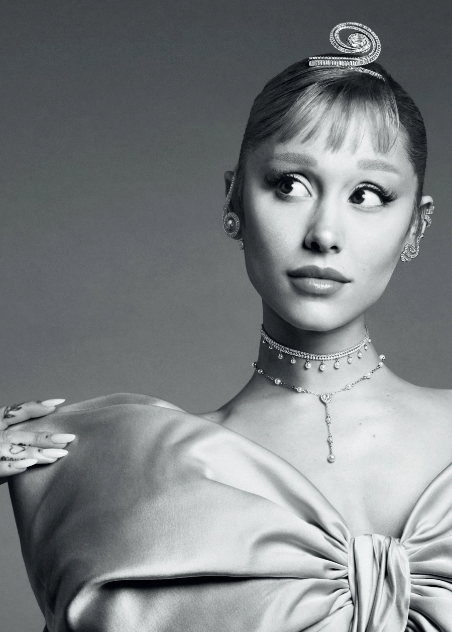 Ariana Grande'nin Swarovski Işıltılı Görünümü Ariana Grande'nin Swarovski Işıltılı Görünümü