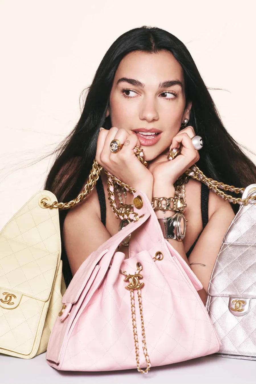 Dua Lipa, Yeni Chanel 25 Çantanın Yüzü Oldu