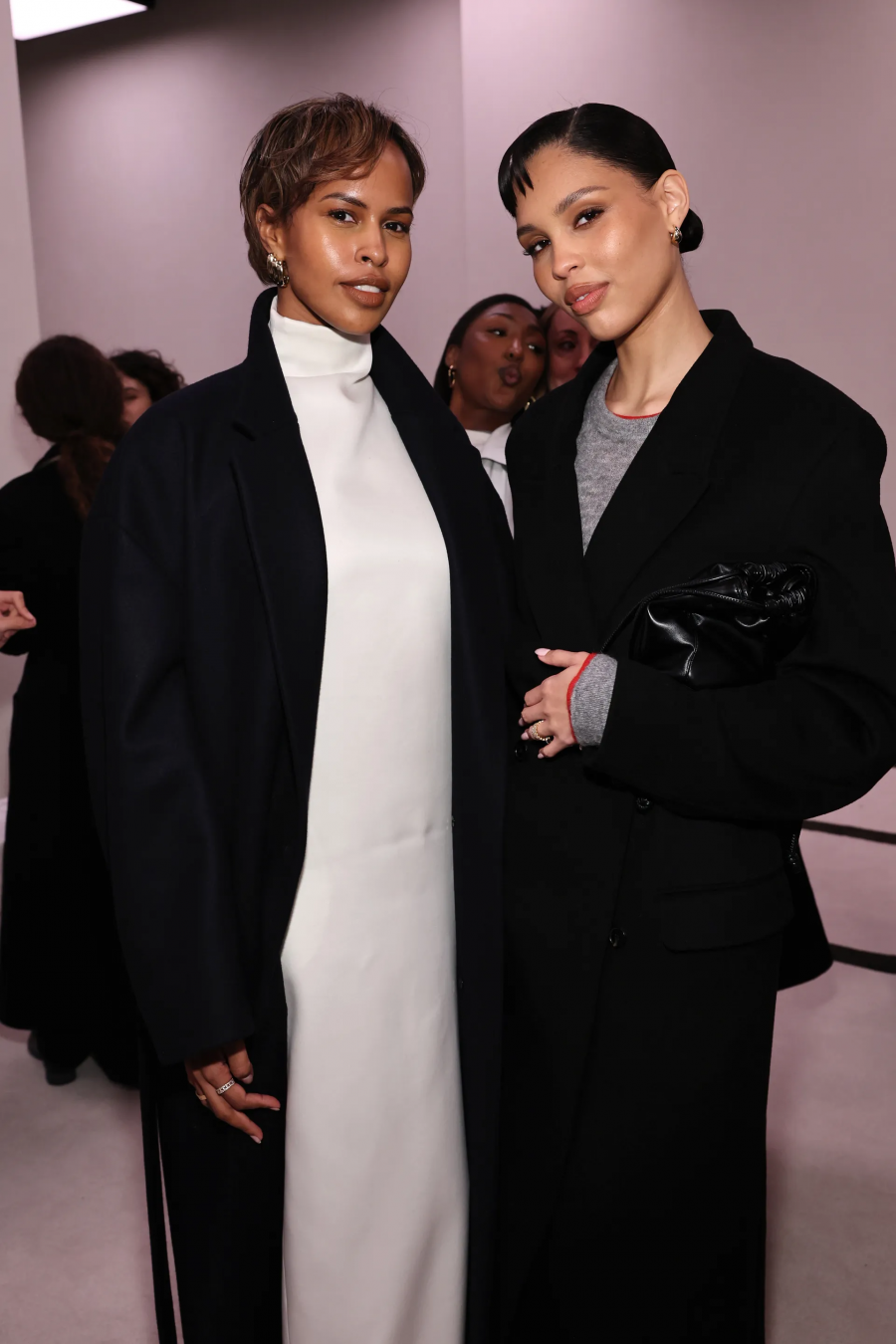 Sabrina Elba ve Nara Smith Calvin Klein defilesinde.