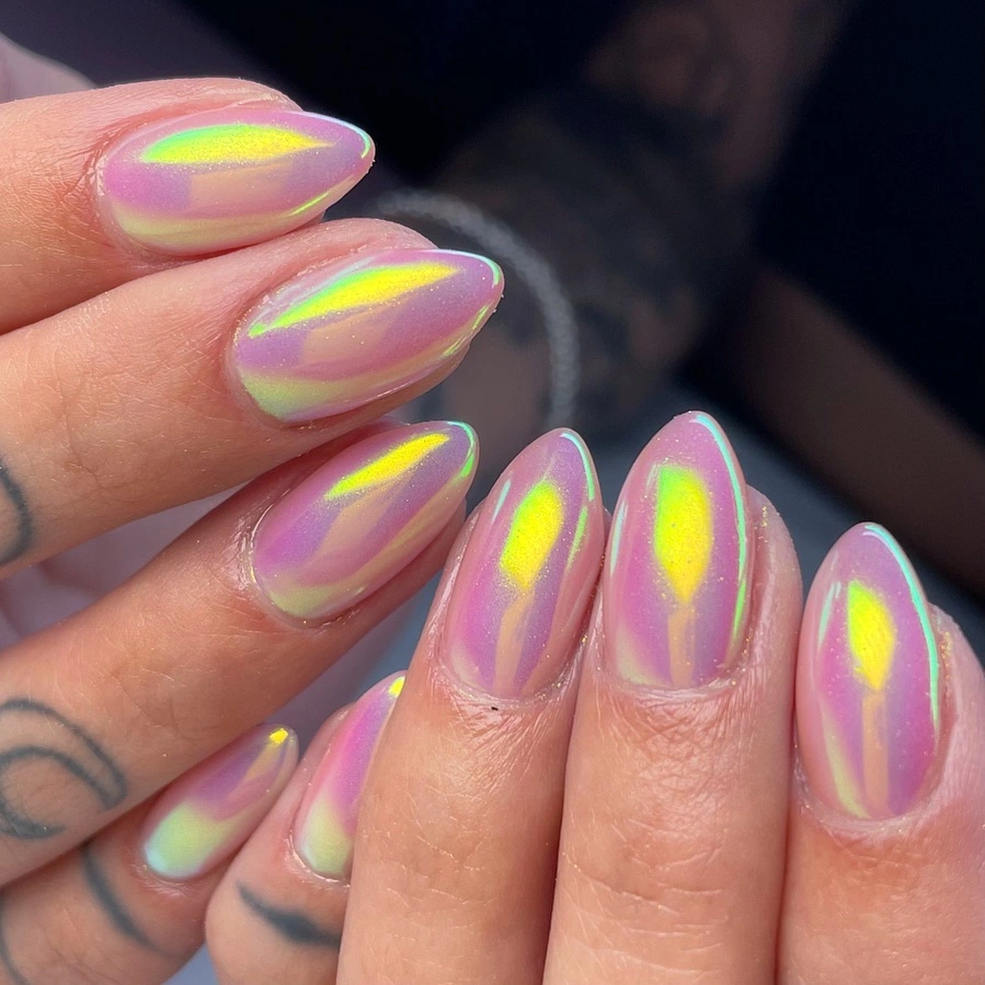 “Angel Chrome” Manikür Trendi “Angel Chrome” Manikür Trendi