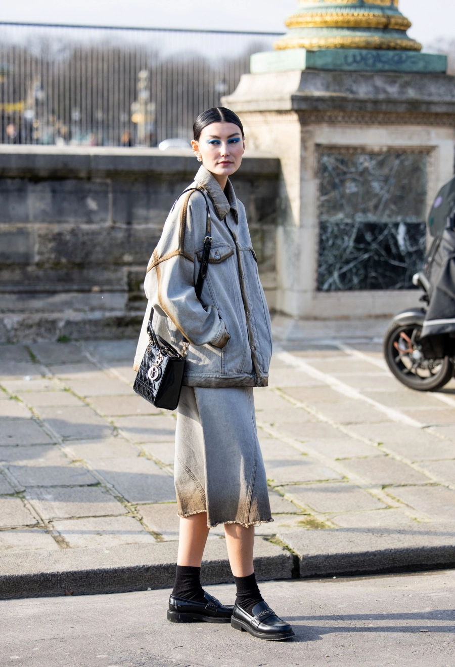 Denim Midi Etekle Şık Olmanın İpuçları Denim Midi Etekle Şık Olmanın İpuçları