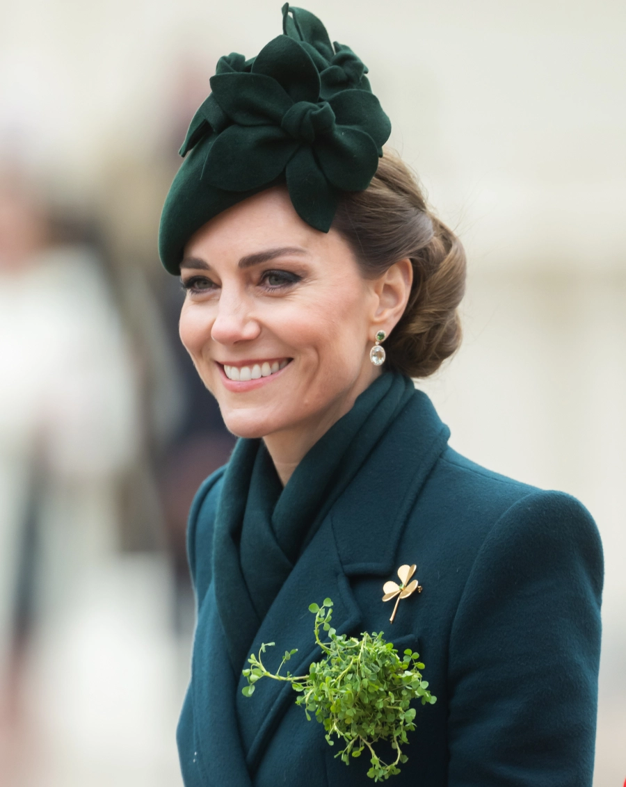 Kate Middleton, Zümrüt Yeşili McQueen Kabanıyla İrlandalılara Selam Gönderiyor Kate Middleton, Zümrüt Yeşili McQueen Kabanıyla İrlandalılara Selam Gönderiyor