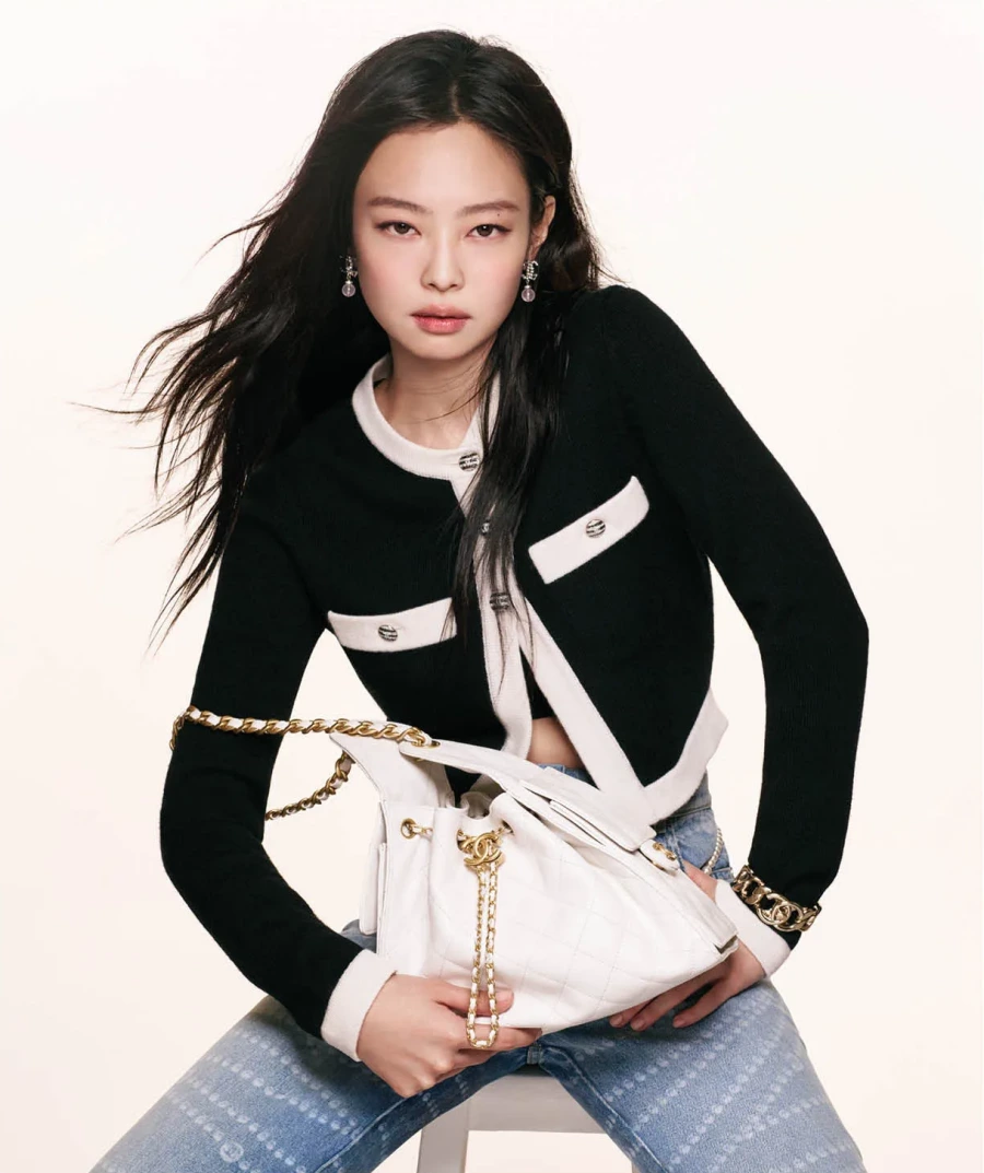Jennie'nin Turdaki Bir Günü Jennie'nin Turdaki Bir Günü