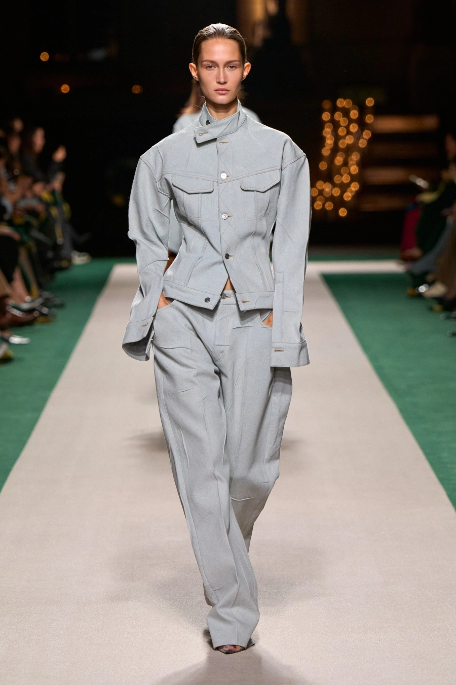 Denim Ceketle Baharı Karşılayın Denim Ceketle Baharı Karşılayın