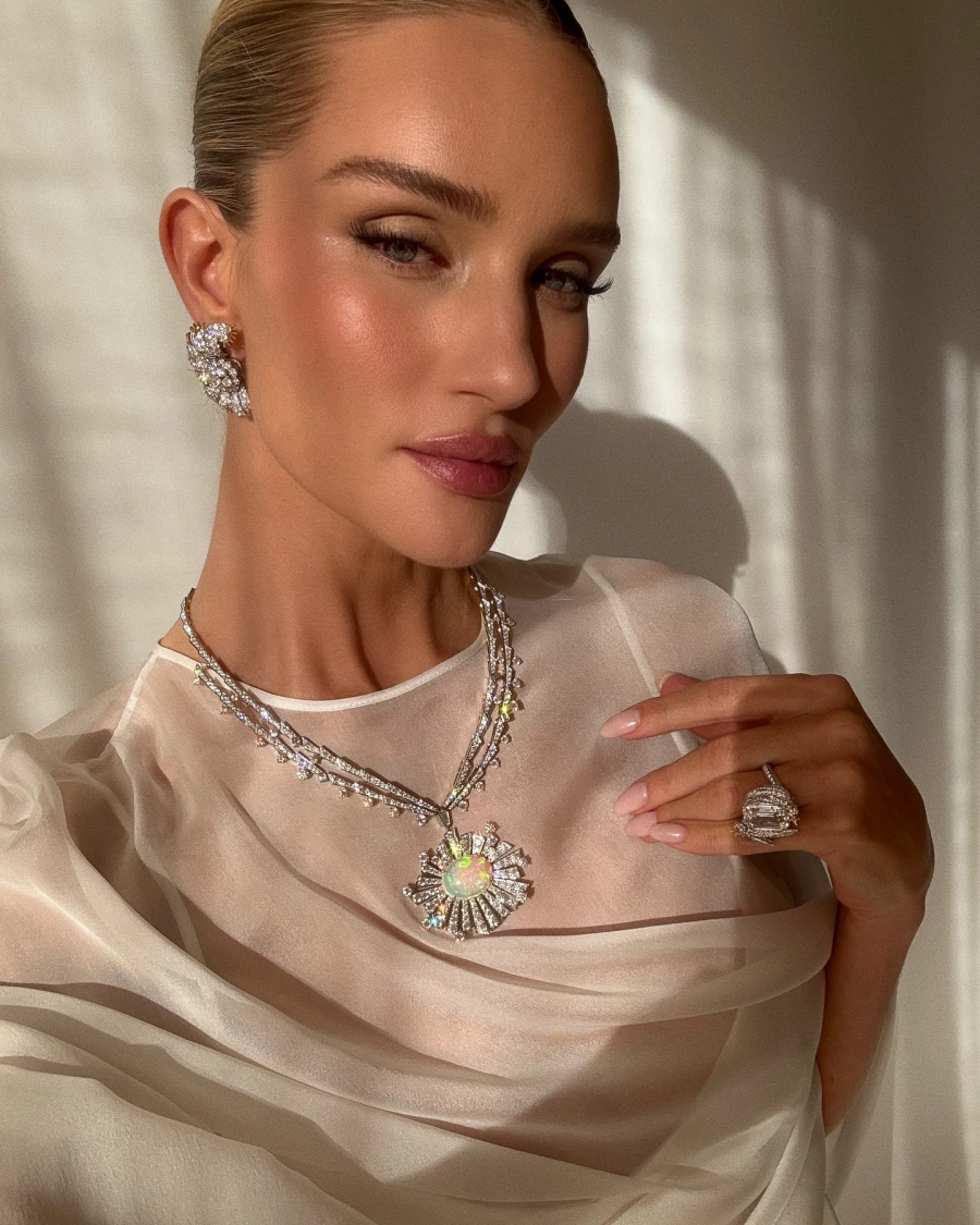 Alicia Roddy'den Emili Sindlev'e Haftanın Güzellik Instagram'ları