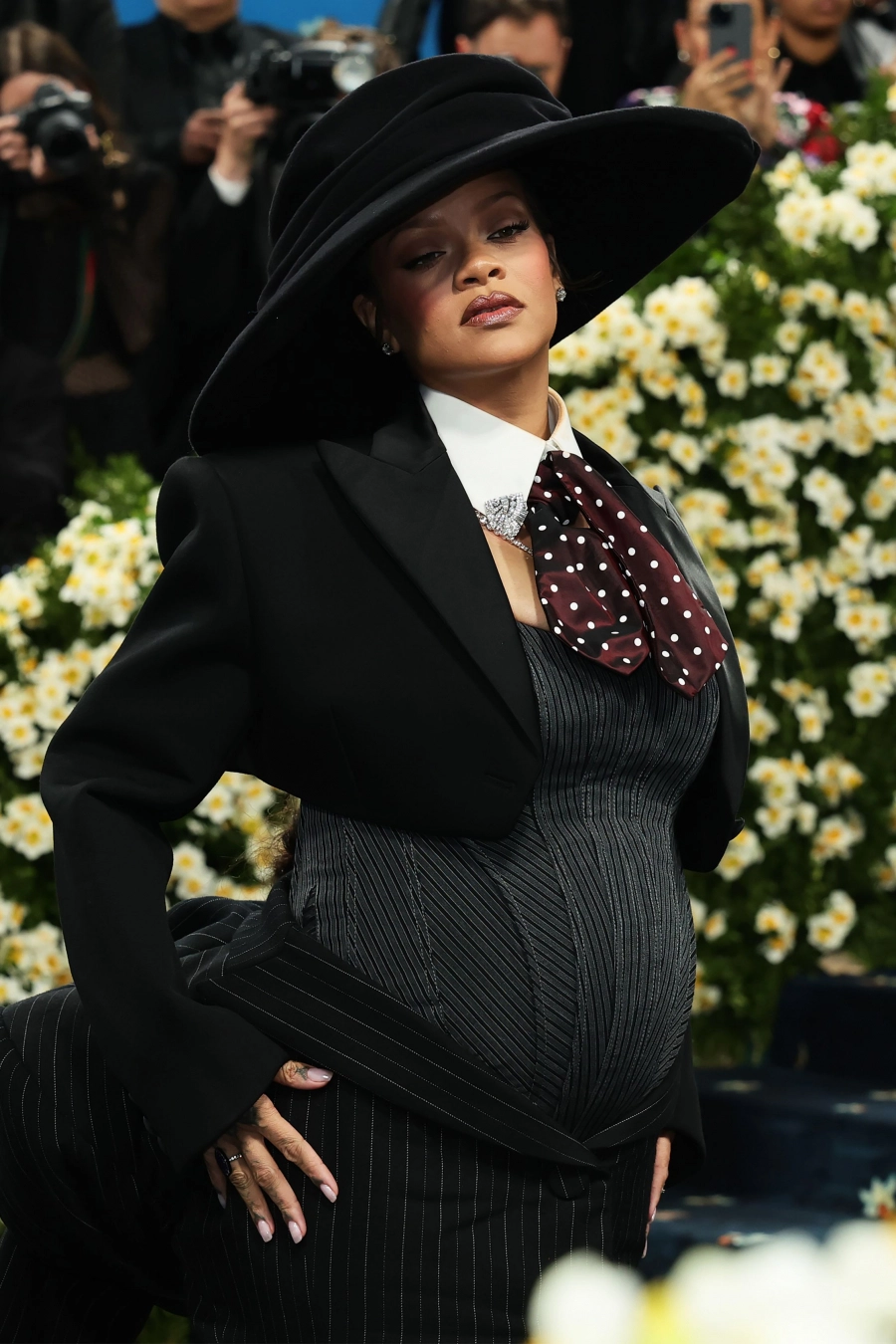 Rihanna Hamile! 2025 Met Gala’da Karnı İlk Kez Görüntülendi Rihanna Hamile! 2025 Met Gala’da Karnı İlk Kez Görüntülendi