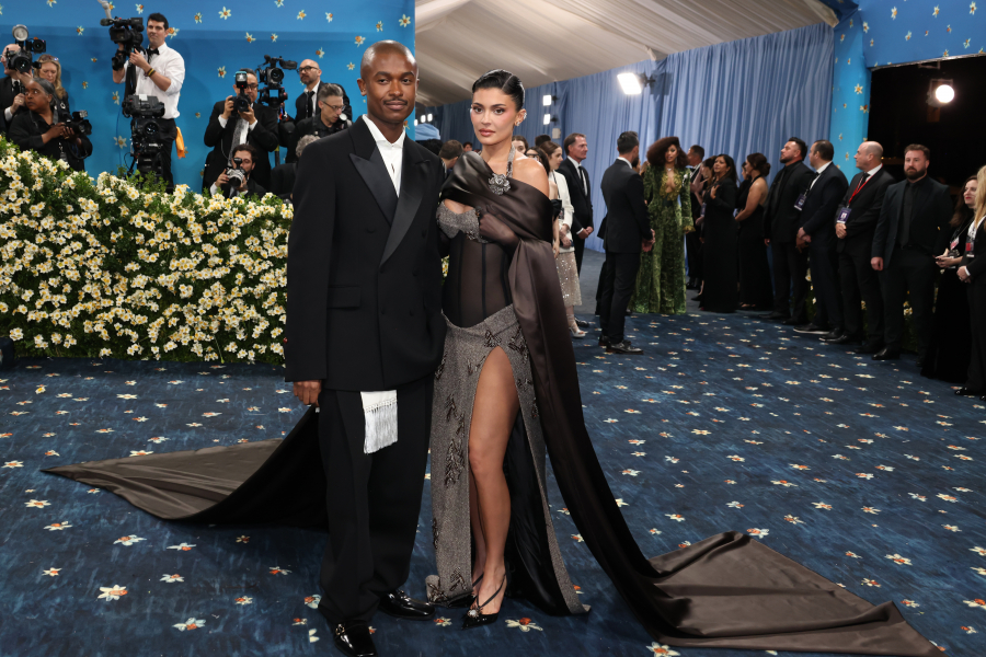 Kylie Jenner ve kreatif direktör Maximilian Davis 
