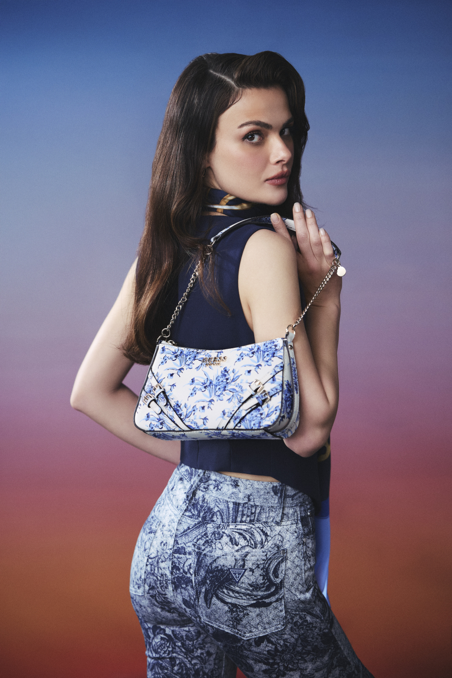  Yelek, Pantolon, Fular, Küpe, Bileklik, Çanta GUESS