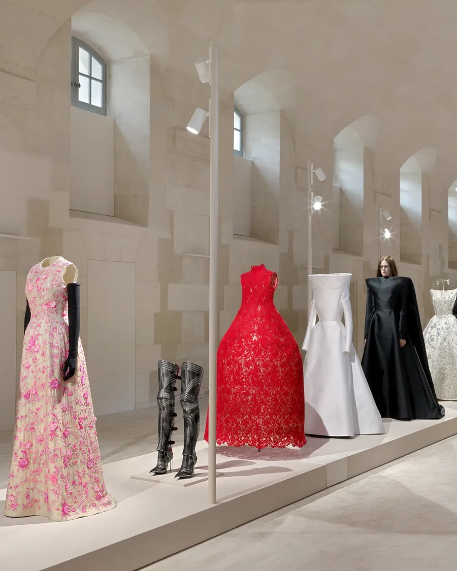 Balenciaga, Demna’nın Modaevindeki 10 Yılını Özel Bir Sergi ile Kutluyor Balenciaga, Demna’nın Modaevindeki 10 Yılını Özel Bir Sergi ile Kutluyor