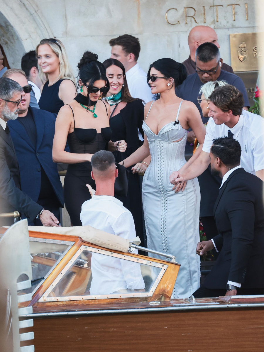 Kylie ve Kendall Jenner, Venedik’te Birbirine Zıt Ama Şık Elbiseler Giydi