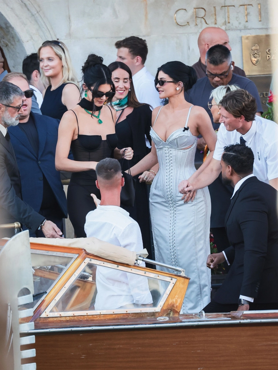 Kylie ve Kendall Jenner, Venedik’te Birbirine Zıt Ama Şık Elbiseler Giydi Kylie ve Kendall Jenner, Venedik’te Birbirine Zıt Ama Şık Elbiseler Giydi