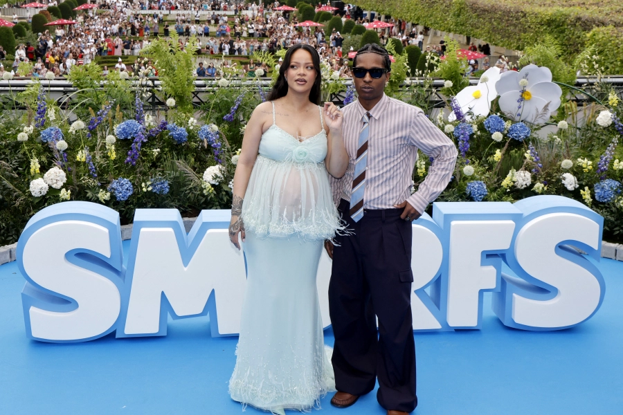 Rihanna, Şirinler Galasında Bebe Mavisi Chanel Giydi