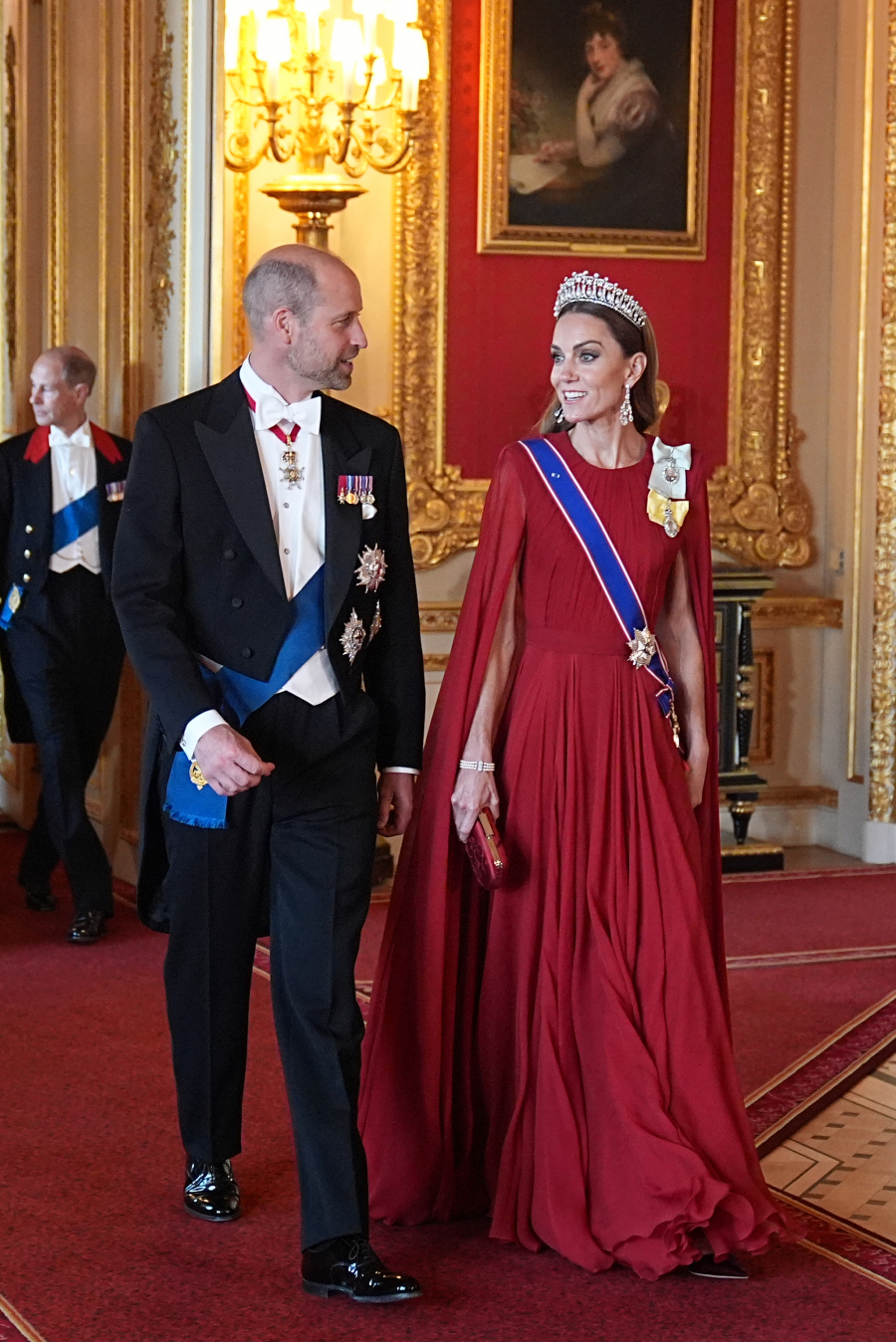 Kate Middleton, Windsor Kalesi’ndeki Devlet Yemeğinde Sarah Burton İmzalı Givenchy Elbise Giydi