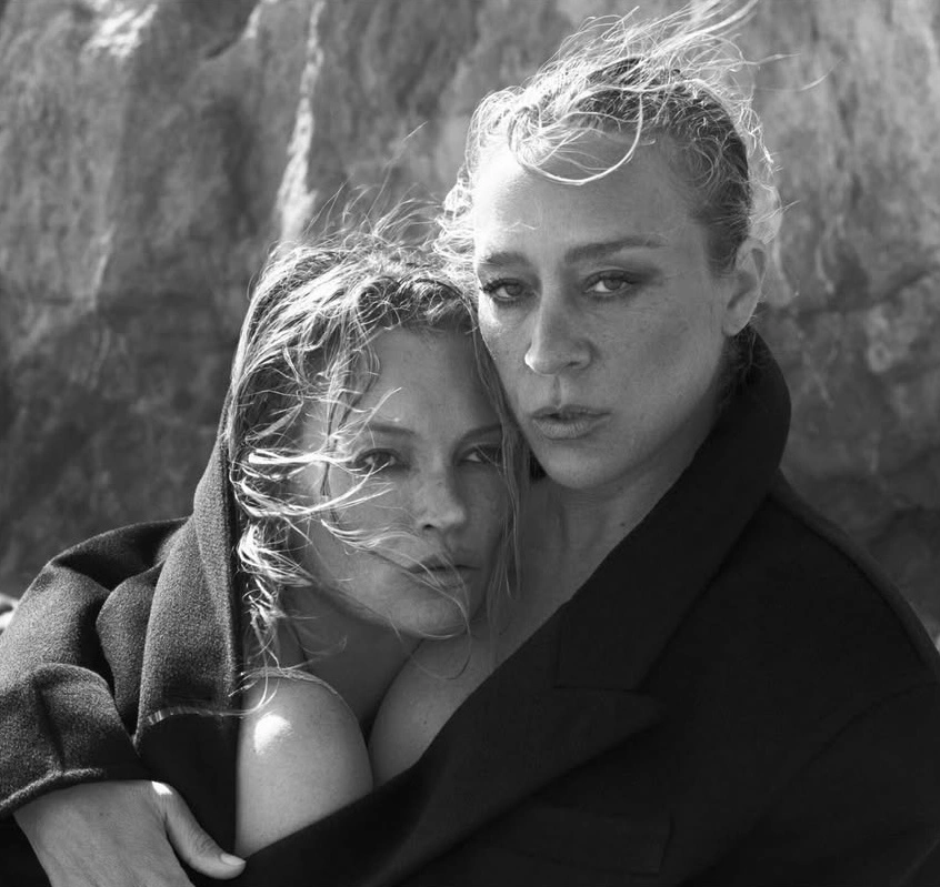 Saint Laurent’in Yıldız İsimlerle Dolu Kampanya Çekimlerinden Skims’in Şekillendirici Yüz Bandına Haftanın Moda Haberleri
