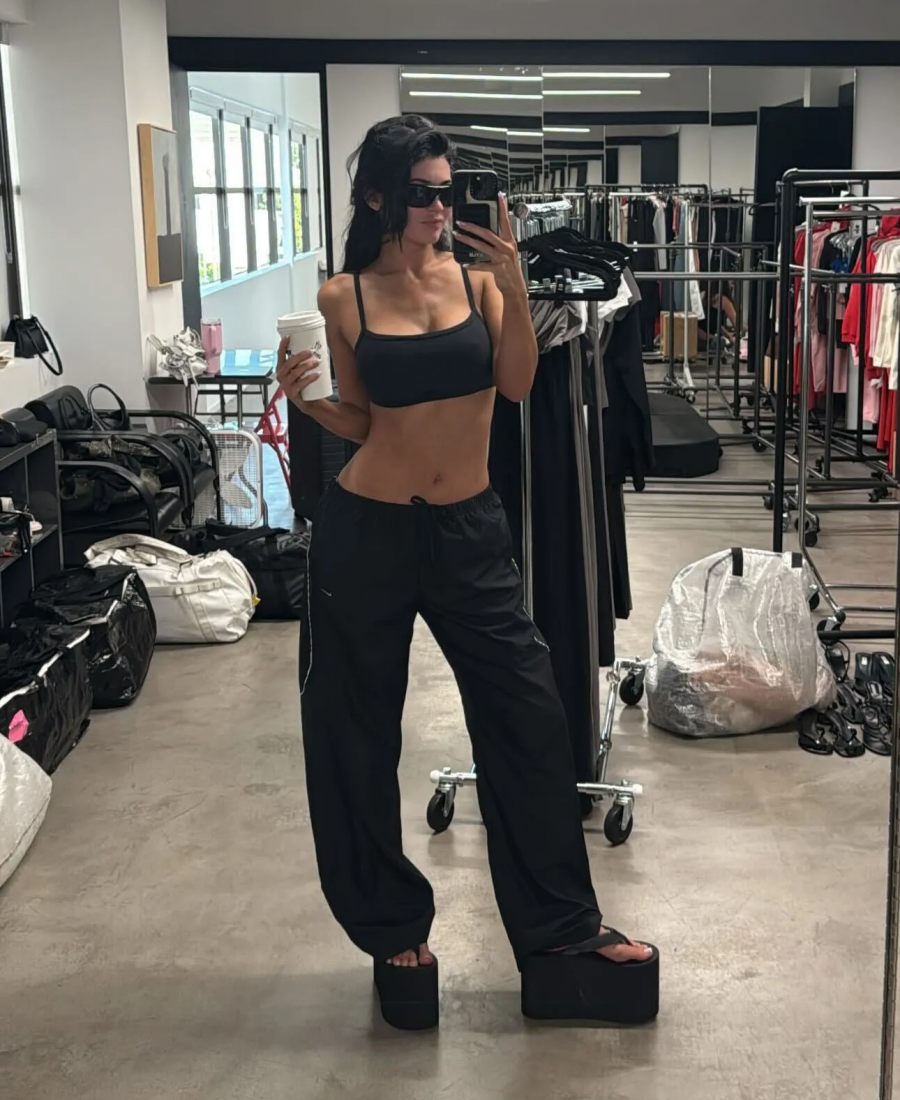 Kylie Jenner Yazın En Çılgın Parmak Arası Terliklerine Göz Kırpıyor